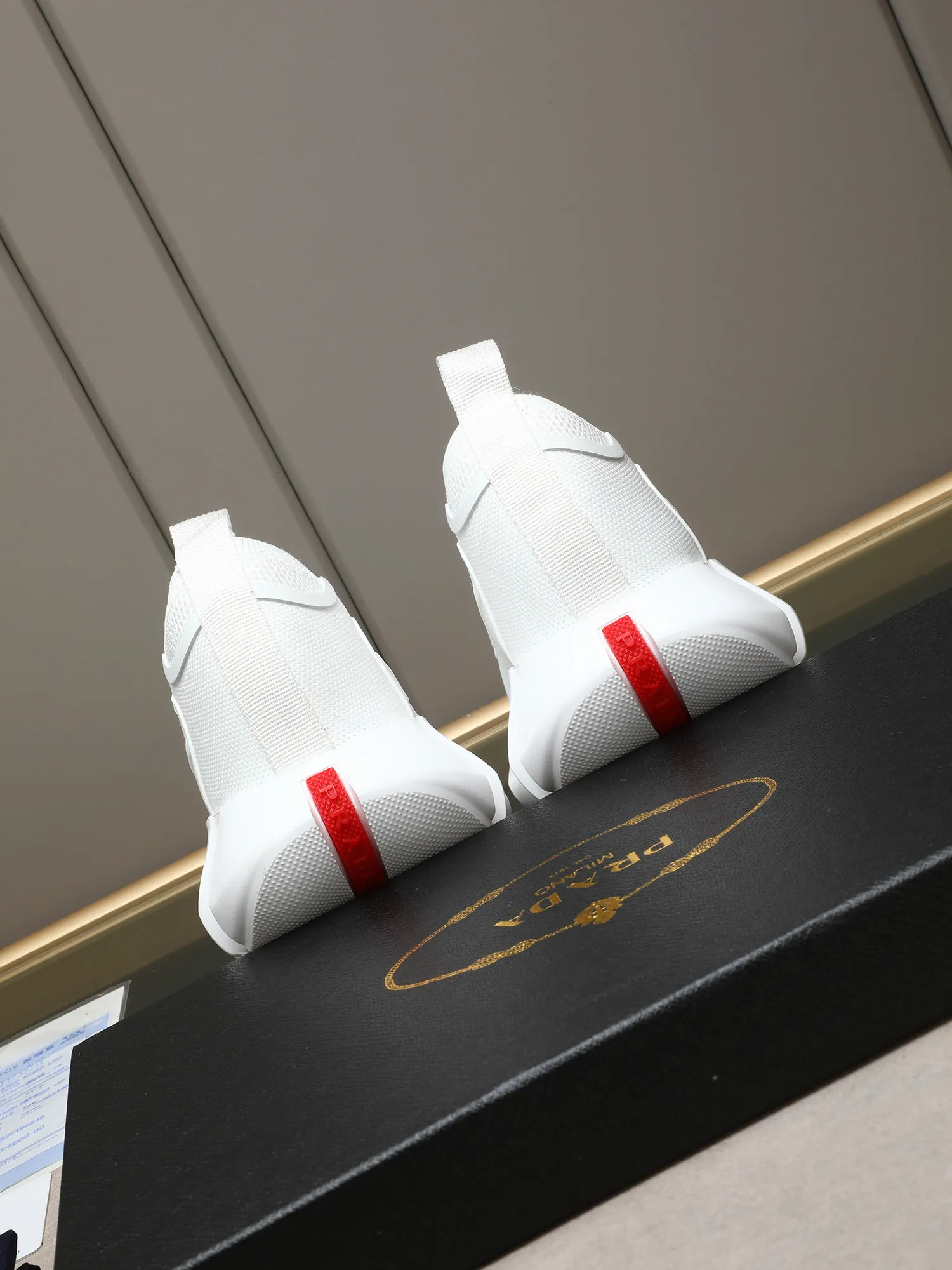 Men's shoes 💰460 PRADA/Prada men's lace-up casual sports shoes, the upper is made of high-elastic fly woven➕joined with breathable mesh. It is soft, comfortable and breathable. The tongue is decorated with the PRADA brand letter logo. The thick rubber sole echoes the red label tongue. The style is fashionable and generous. The details are carefully crafted. A casual sports shoe with a super western style and excellent breathability!  Size: 38-44 (45 46 customized)